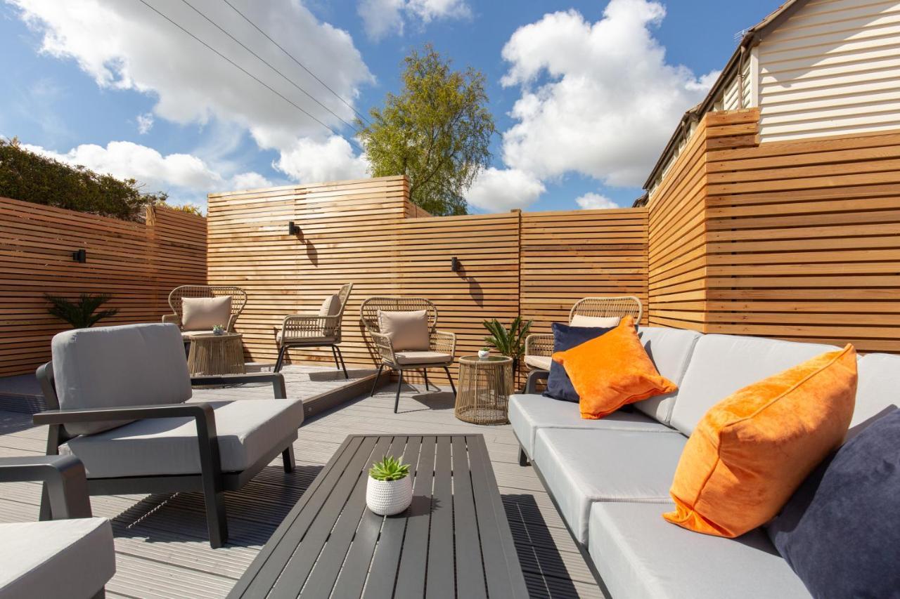 The Railway Hotel By Barefoot Retreats Burnham Market Exterior photo