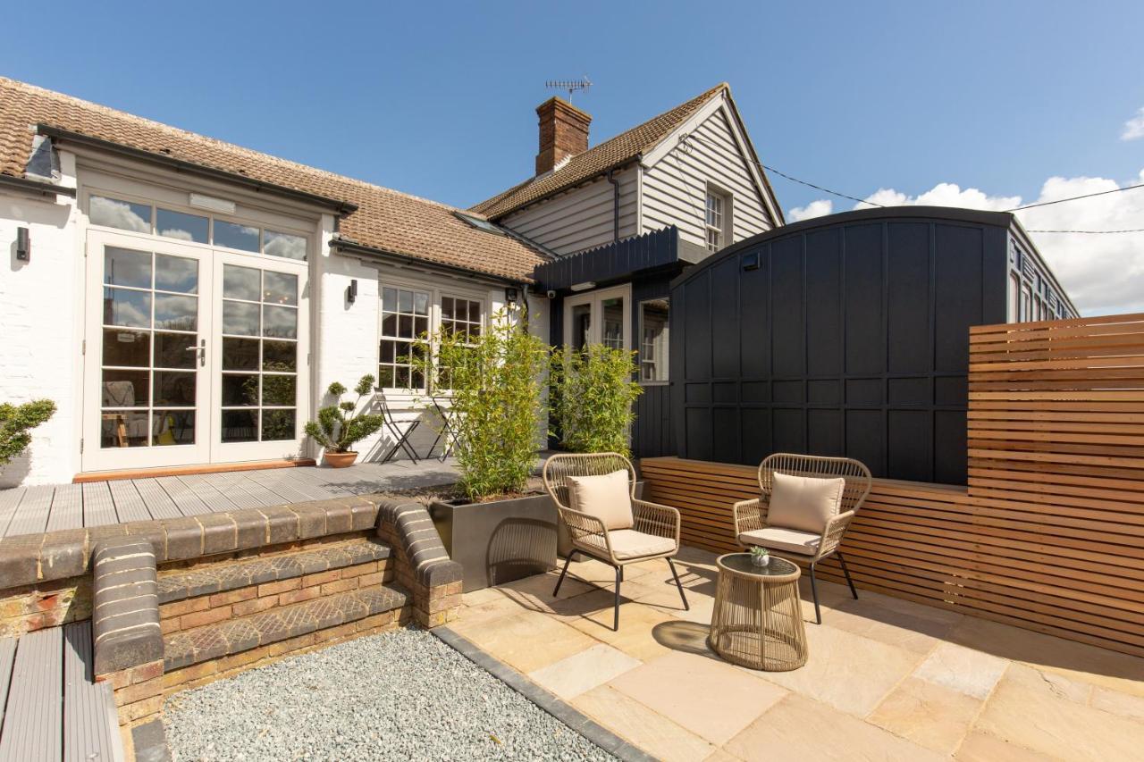 The Railway Hotel By Barefoot Retreats Burnham Market Exterior photo
